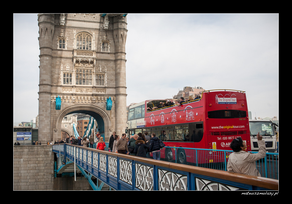 London, Doubledecker cabrio on the Tower Bridge